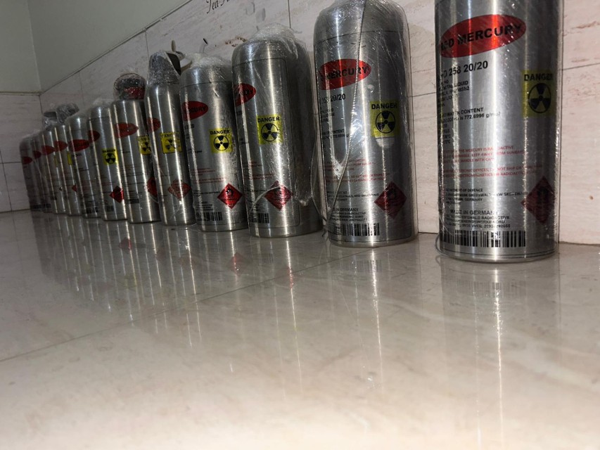 Специалист с образцами ртути